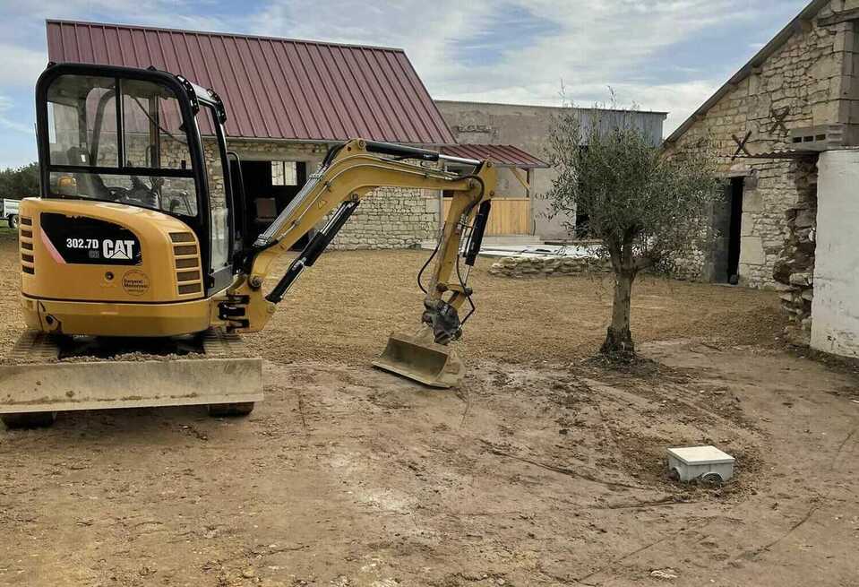 Terrassement de terrain pour préparer la construction d'une nouvelle infrastructure, réalisé par une entreprise de travaux publics à Richelieu. ​​