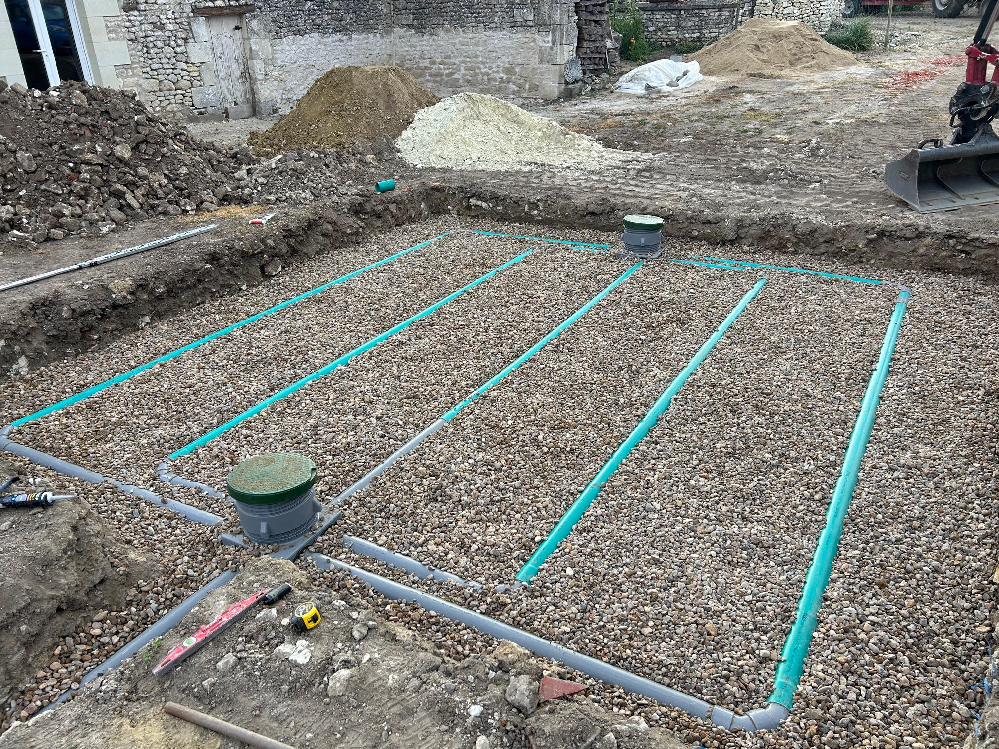 Installation d'un système d'assainissement avec pose de tuyaux pour une fosse septique à Richelieu