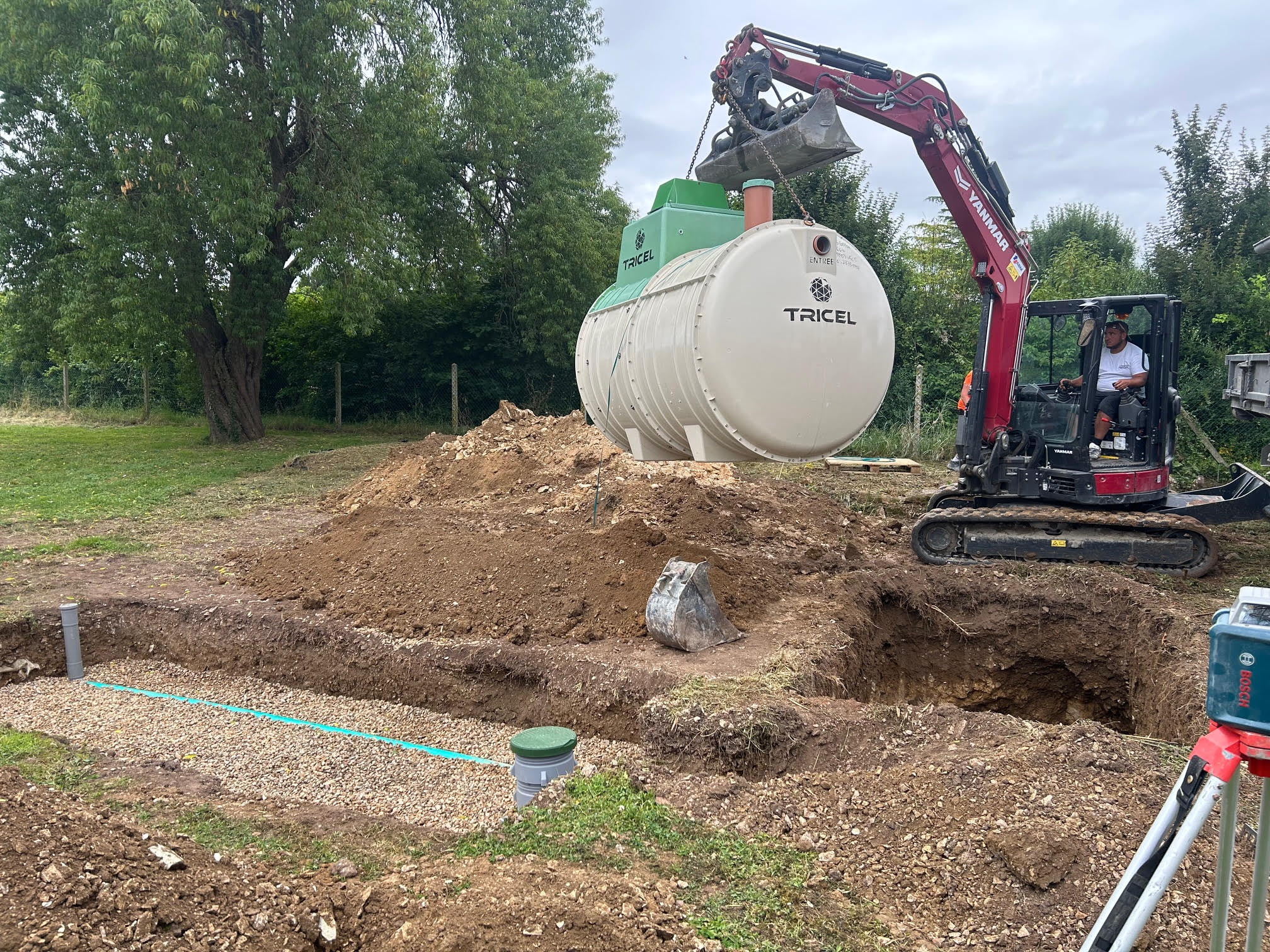 Pelleteuse en action pour creuser une tranchée dans le cadre d'un chantier d'assainissement