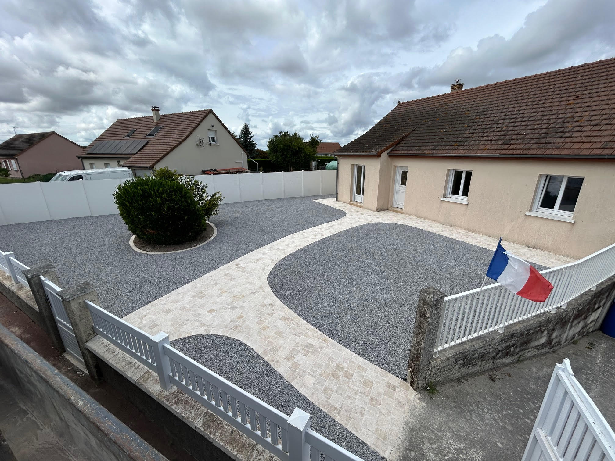 Aménagement extérieur avec terrasse en pavés décoratifs et barbecue, prêt à l'utilisation. 