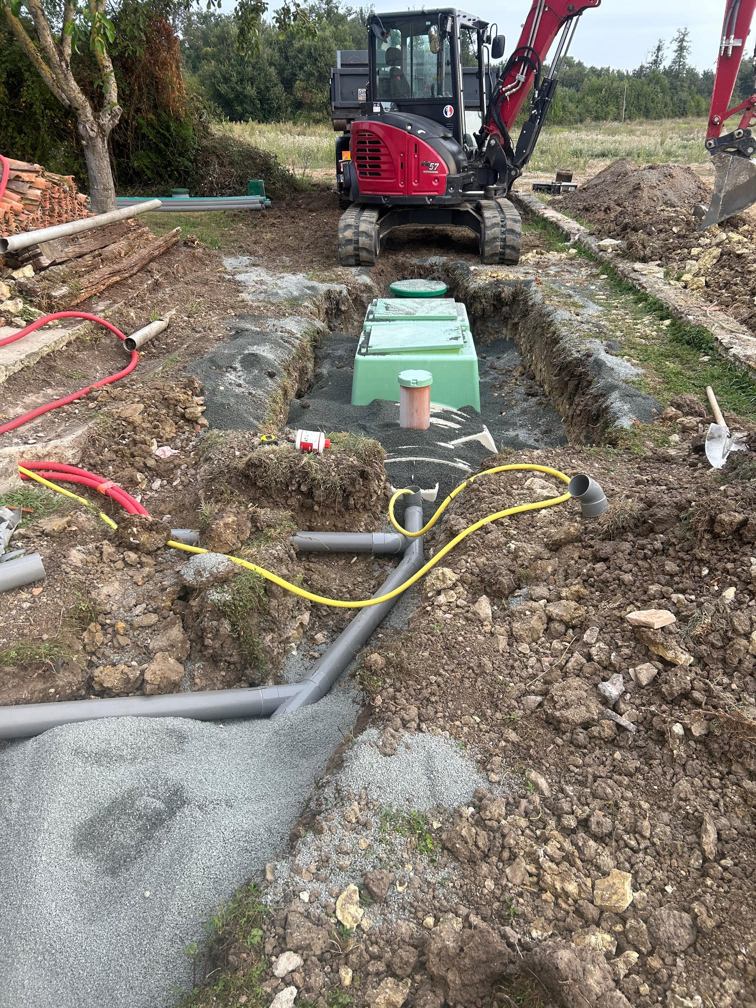 Fosse septique installée et raccordée à une habitation en zone rurale